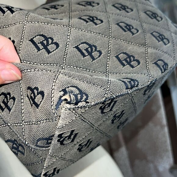 Black and white Dooney and bourke. - Picture 5 of 10